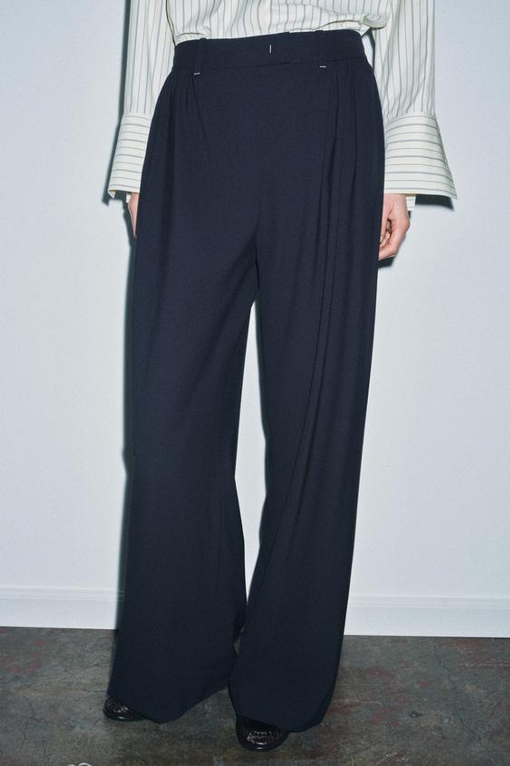 ZARA БРЮКИ WIDE LEG С ЗАЩИПАМИ — ZW COLLECTION, МОРСКОЙ СИНИЙ