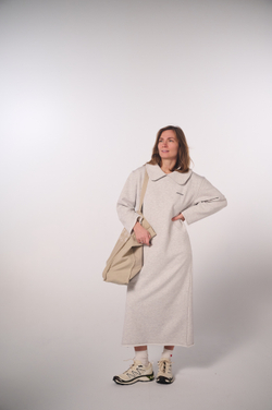 Платье прямого кроя с круглым воротником из плотного футера без начеса, светло-серый меланж