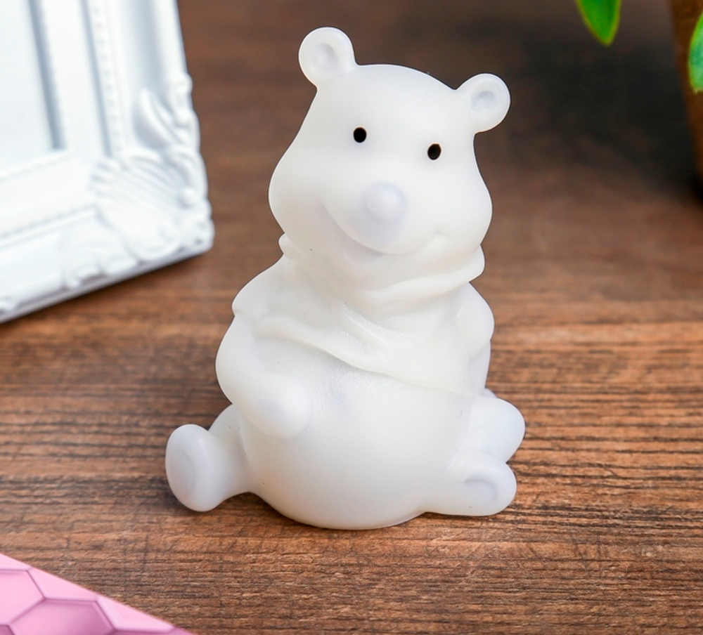 2319954 Световой сувенир "Мишка с бантиком" светится разными цветами 7х5х5 см