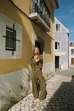 ZARA БРЮКИ ПРЯМОГО КРОЯ ИЗ СТРУЯЩЕЙСЯ ТКАНИ, ОЛИВКОВЫЙ