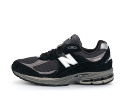 alt="New Balance 2002R Black Phantom M2002RBK черный с серыми акцентами вид сбоку на белом фоне"