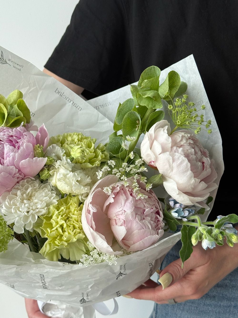 Букет из пионов, молюцеллы, диантусов и амми