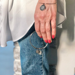 Браслет-кафф с монеткой диаметром 1,1 см, цвет серебро, Италия. Без застежки, разъемный.