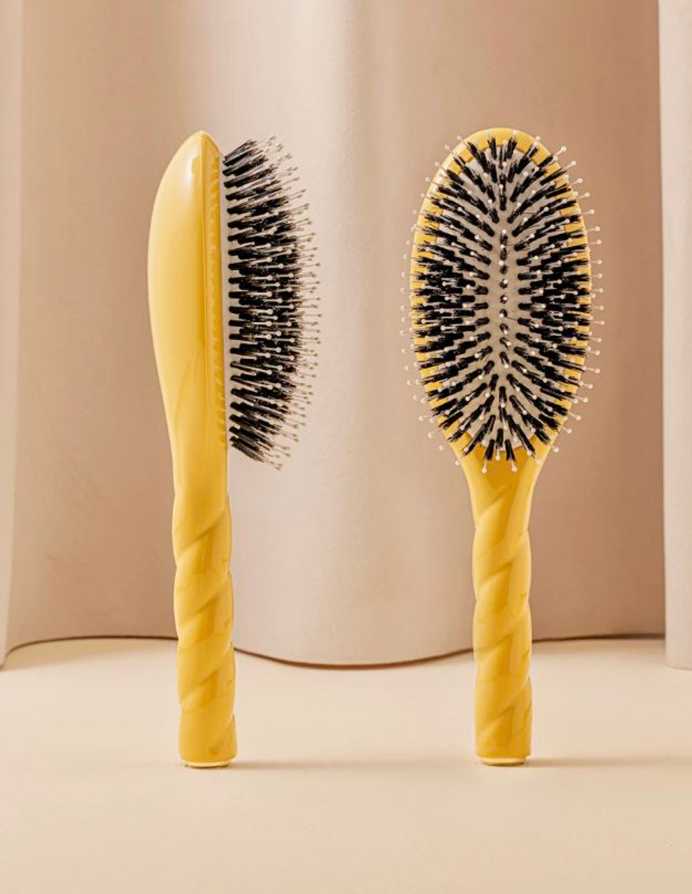 La Bonne Brosse Массажная расческа для волос N 03 Essential Sensitive Scalp Brush - Creamy White