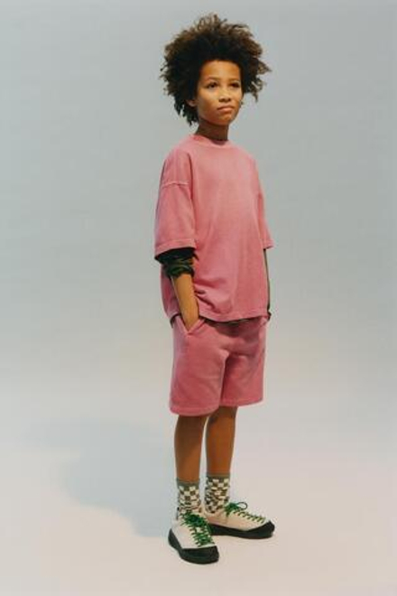 ZARA КОМПЛЕКТ ИЗ ФУТБОЛКИ И ШОРТОВ С НАДПИСЬЮ, КРАСНЫЙ