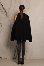 Свитер с открытым плечом