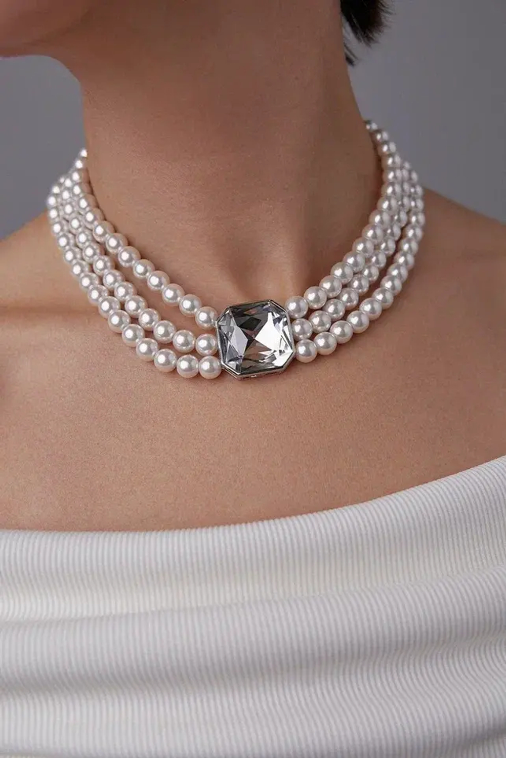 Колье из жемчуга в 3 ряда с кристаллом посередине, оттенок серебро