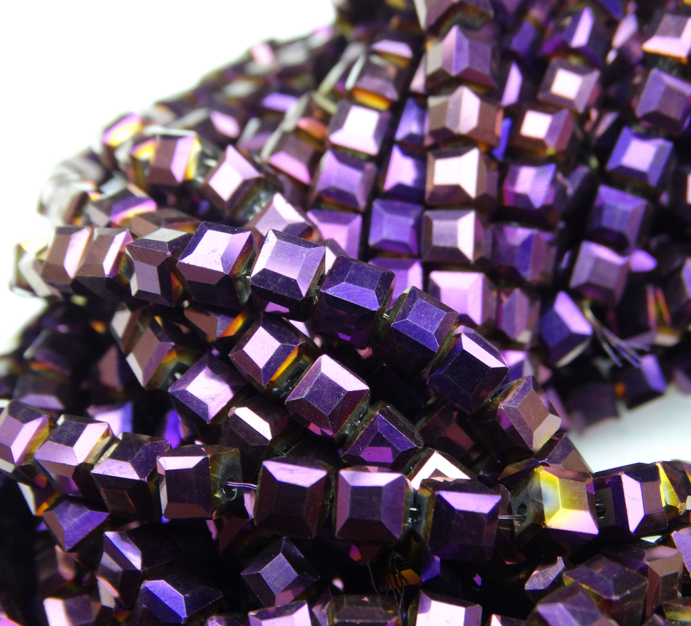 БВЛ005НН4 Хрустальные бусины квадратные, фиолетовый металлик, размер 4 мм, кол-во: 44-45 шт.