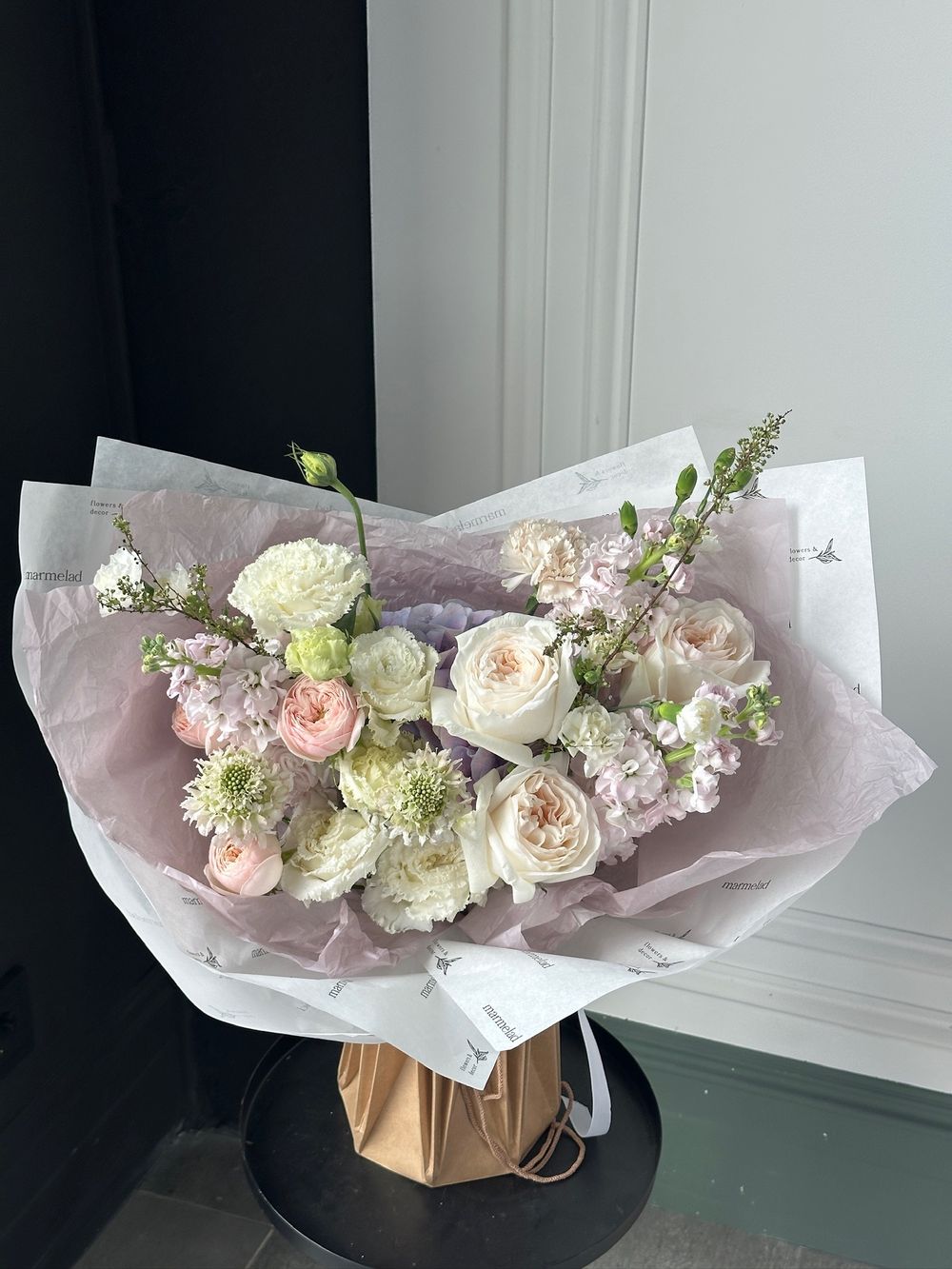 Букет сборный из хризантемы, маттиолы, ромашки и кустовых пионовидных роз