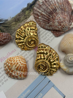 Массивные золотистые серьги в форме ракушки