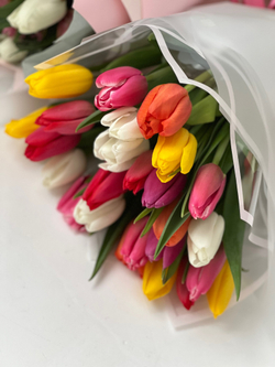 Весенний микс тюльпанов в стильном дизайне от Флора Маркет