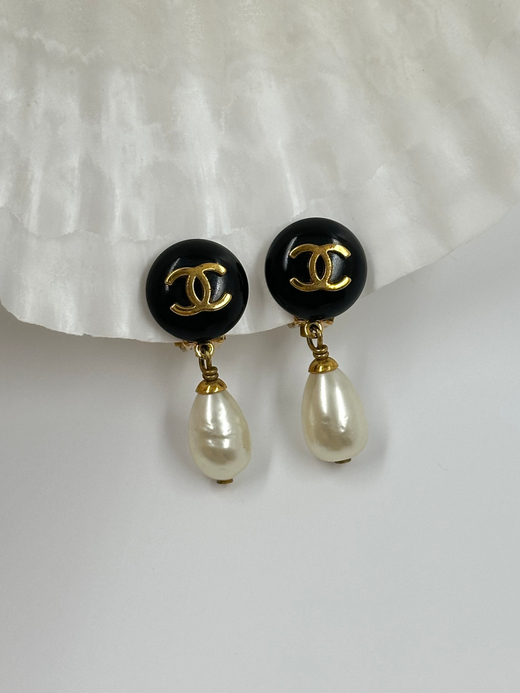 Клипсы с «жемчужными» подвесками Chanel