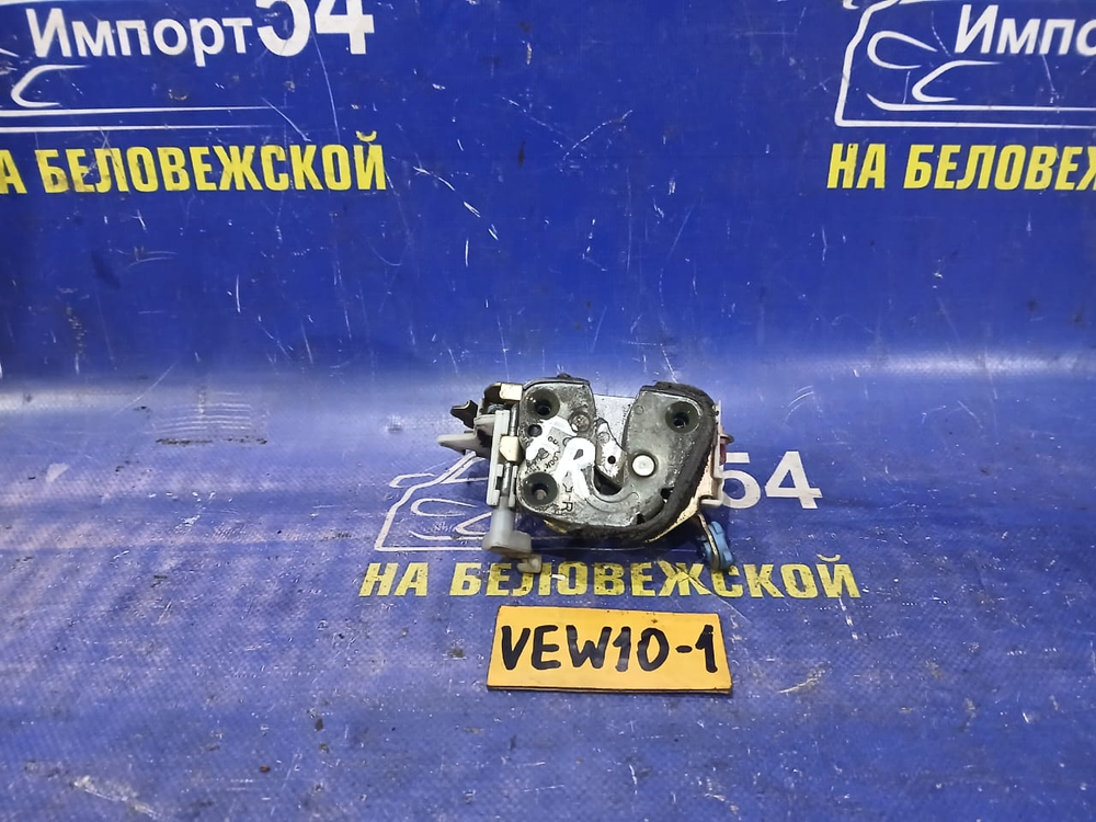 Замок двери передней правой NISSAN AVENIR 1997