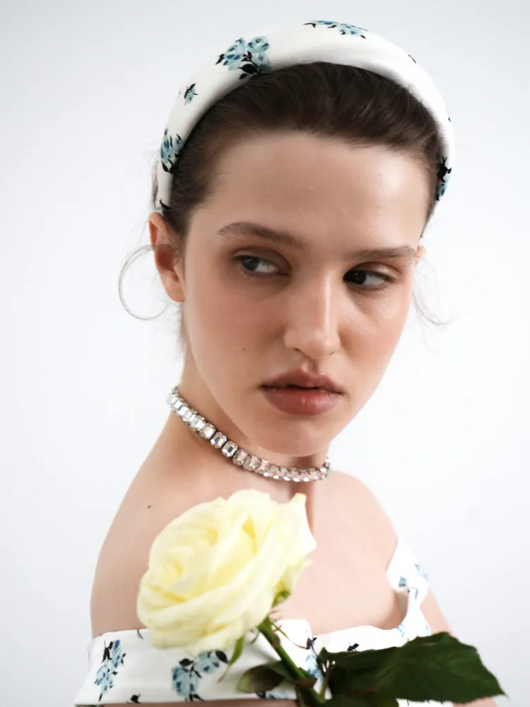 Ноэлиа (Noelia), ободок широкий из молочного атласа мелкие голубые цветы