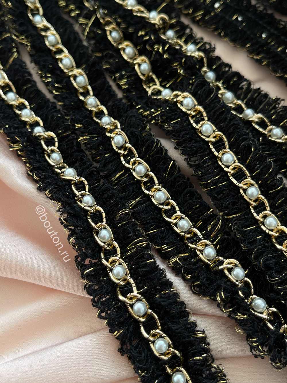 Тесьма черная с люрексом, жемчугом и золотистой цепью