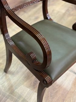 Кресло "Регентство" с зелёной кожей