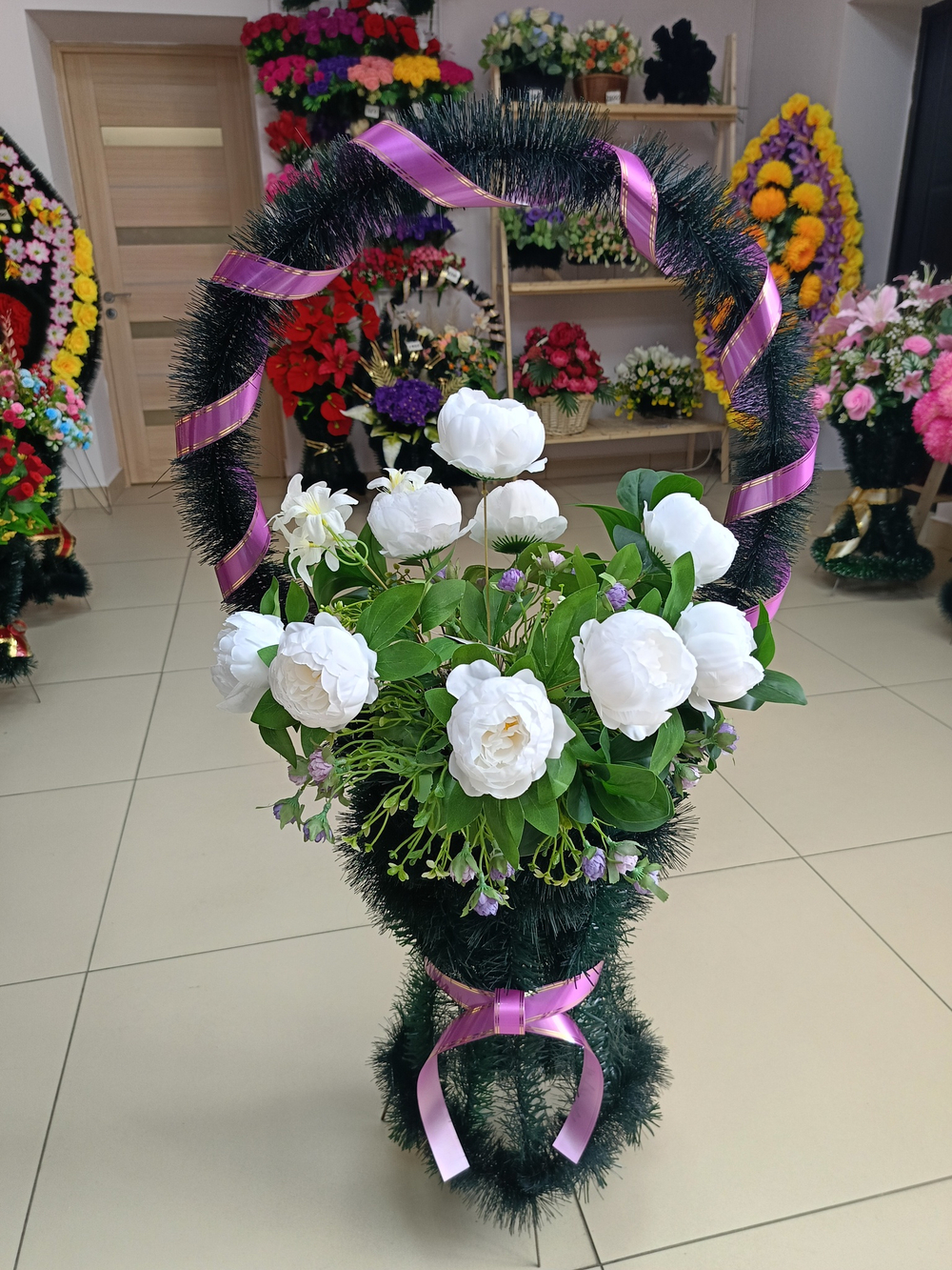 Корзина белые пионы с фиолетовой лентой