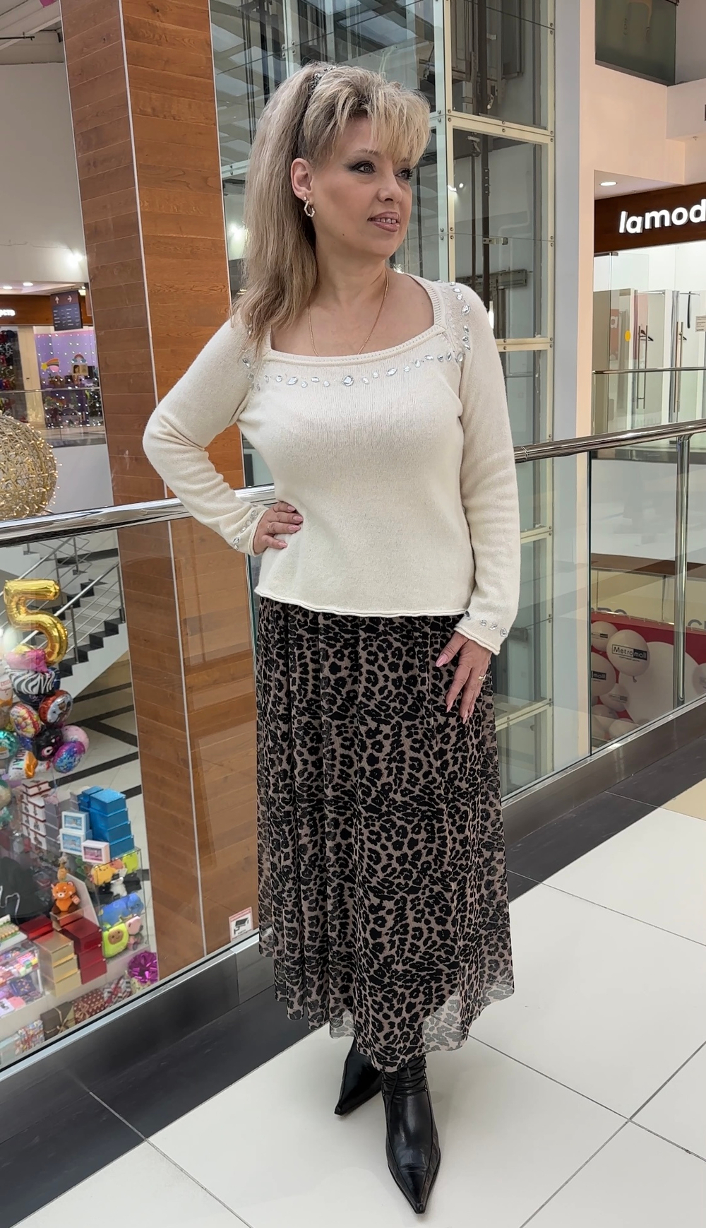 Белый тонкий джемпер с вырезом каре по декольте