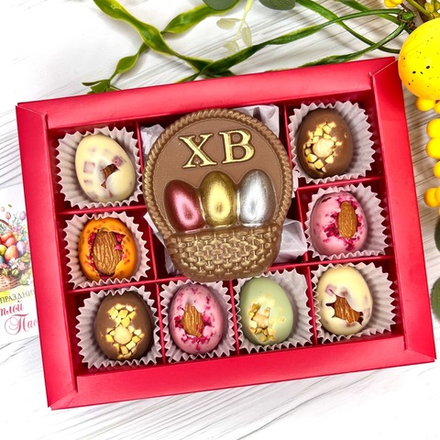 Шоколадный набор "Пасхальная корзина с яйцами": шоколадка и 8 конфет ручной работы