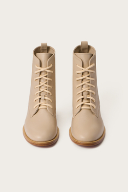 БОТИНКИ ИЗ БЕЖЕВОЙ ТЕЛЯЧЬЕЙ КОЖИ СО СКРЫТОЙ ТАНКЕТКОЙ