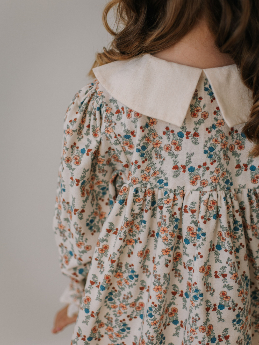 Платье с воротником в цветочек, Молоко