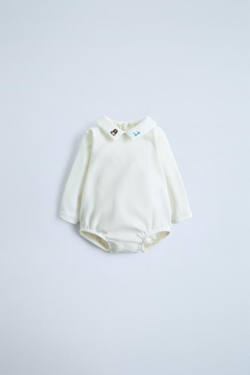 ZARA БОДИ ИЗ МЯГКОЙ ТКАНИ С ВЫШИВКОЙ И КОНТРАСТНЫМ ВОРОТНИКОМ, ЖЕЛТОВАТО-БЕЛЫЙ