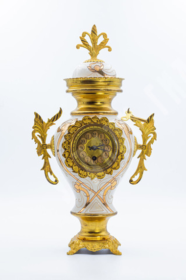 Фарфоровый часовой гарнитур с двумя жирандолями. Франция. Нач. XX в.