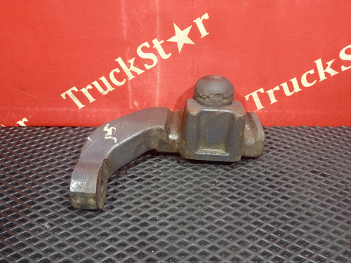 Кронштейн переднего амортизатора