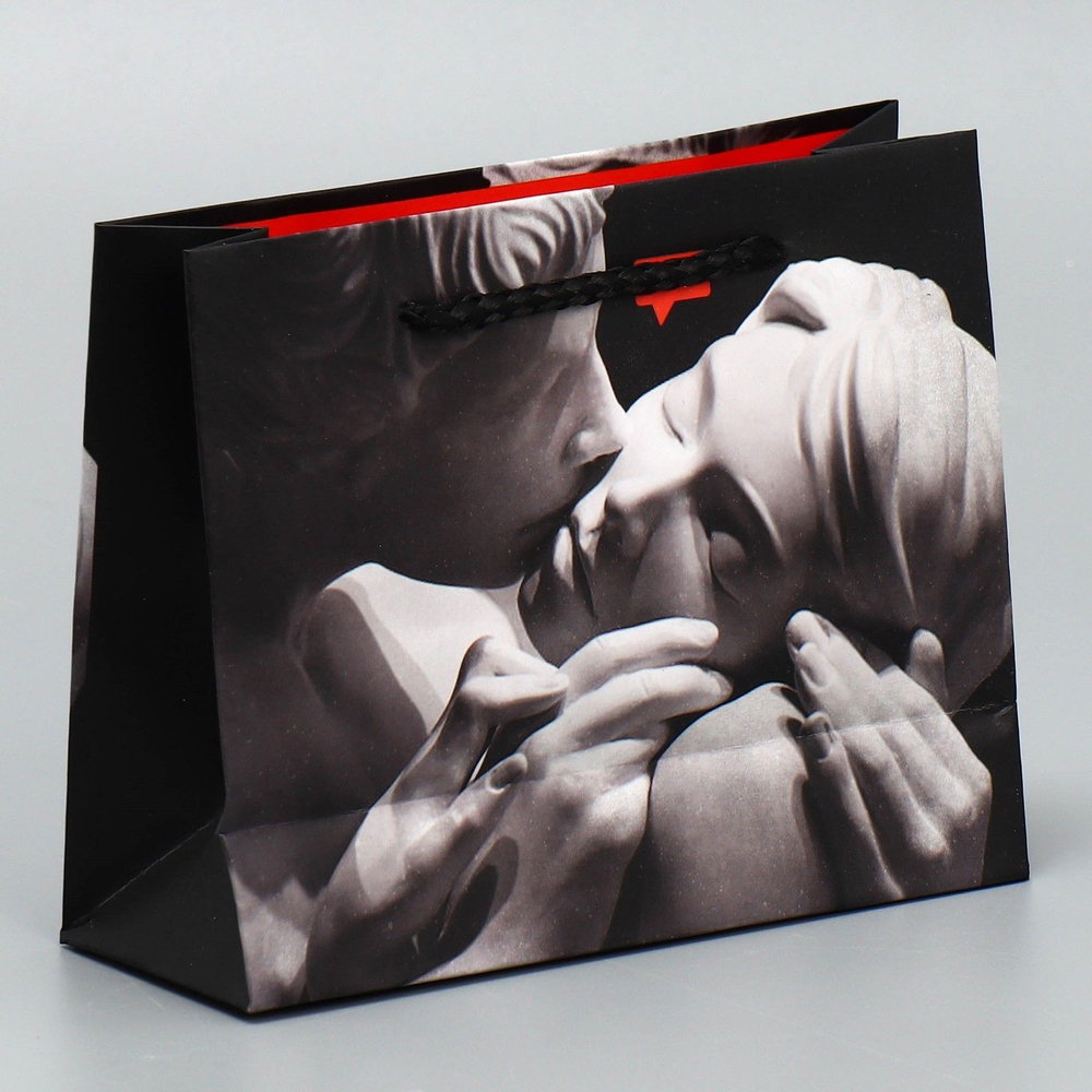 Маленький бумажный подарочный пакет LOVE - 15 х 12 см. (Цвет: черный с серым)