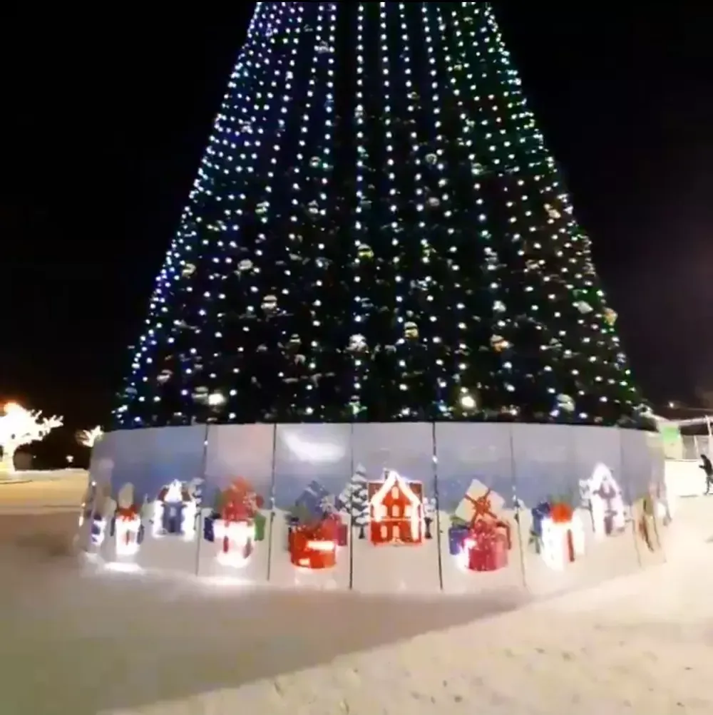 Светящееся ограждение и подиум для большой елки