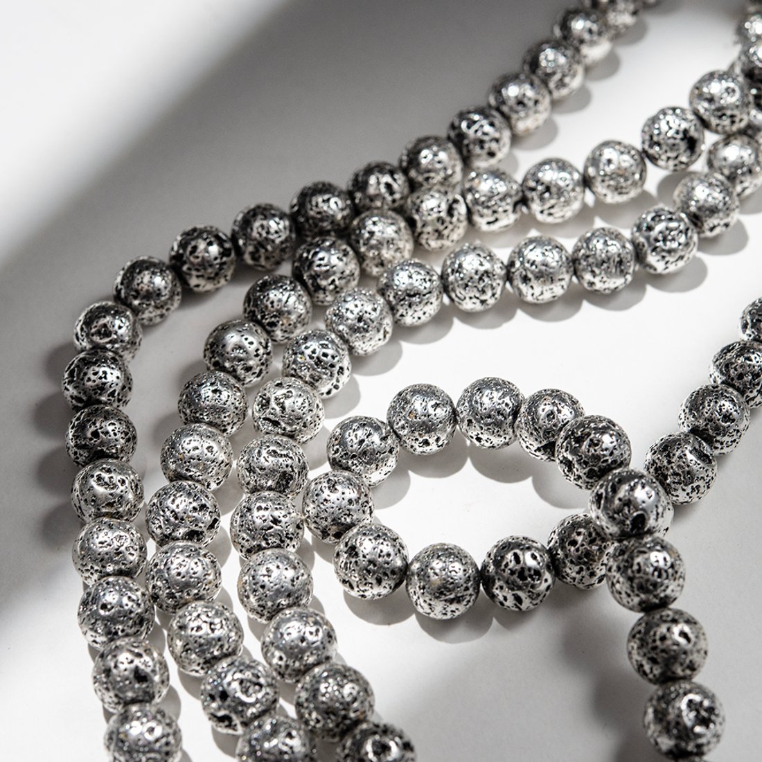 Лава вулканическая натуральная с металлическим гальваническим покрытием, 10,6мм, шар