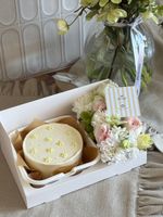 Бенто торт 450 гр Ванильный с клубникой с цветочным оформлением