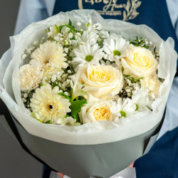Сборный букет в светлых тонах с герберой и розой