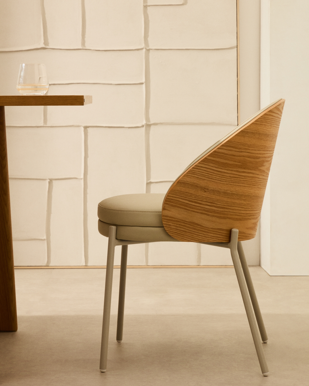 Стул Eamy из бежевой экокожи, ясеневого шпона с натуральной отделкой и бежевого металла