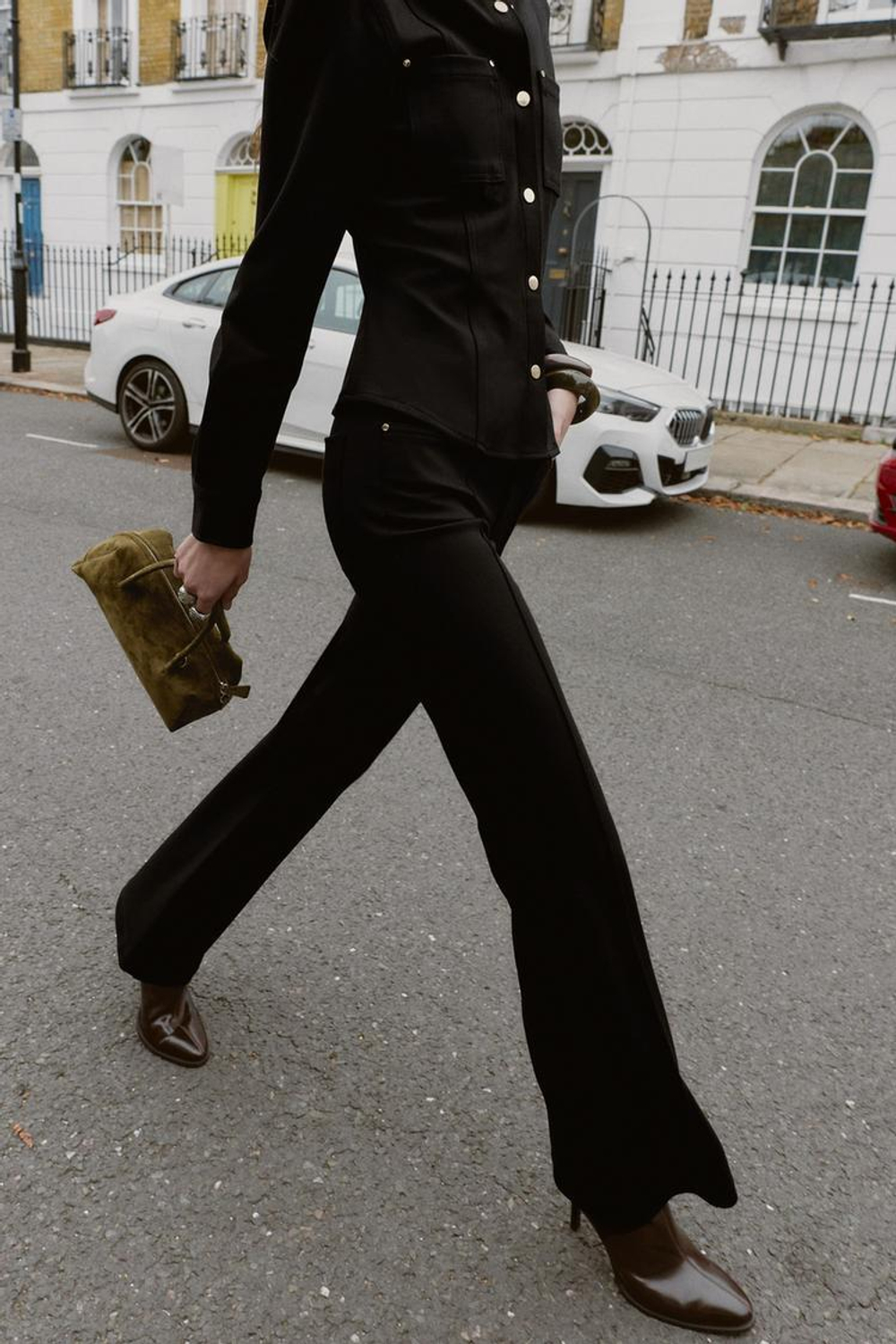 ZARA ПРИТАЛЕННАЯ РУБАШКА ИЗ КРЕПА, ЧЕРНЫЙ