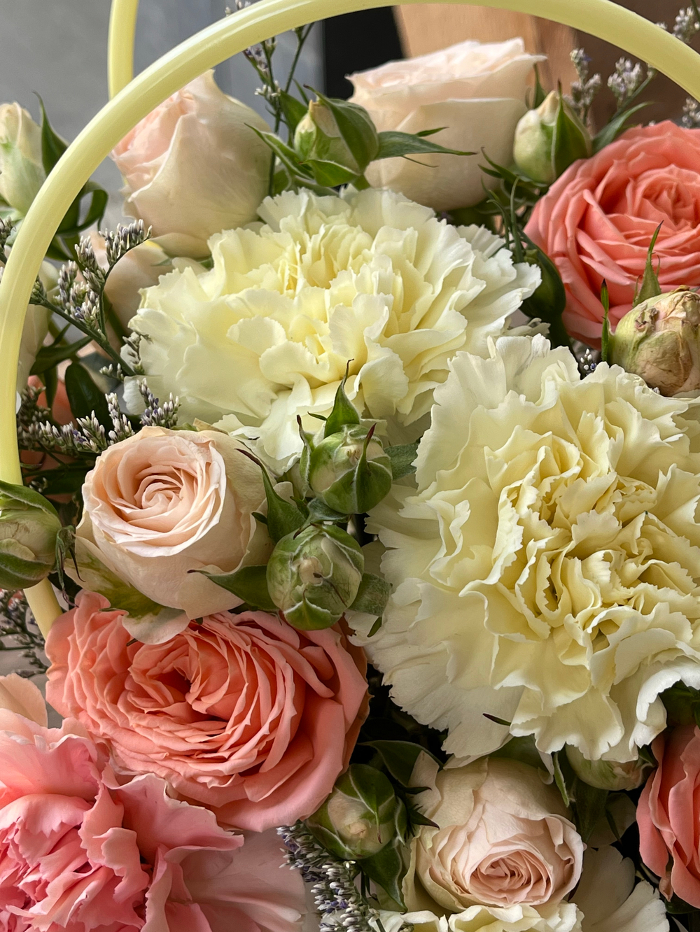 Сумочка с диантусами и кустовой розой