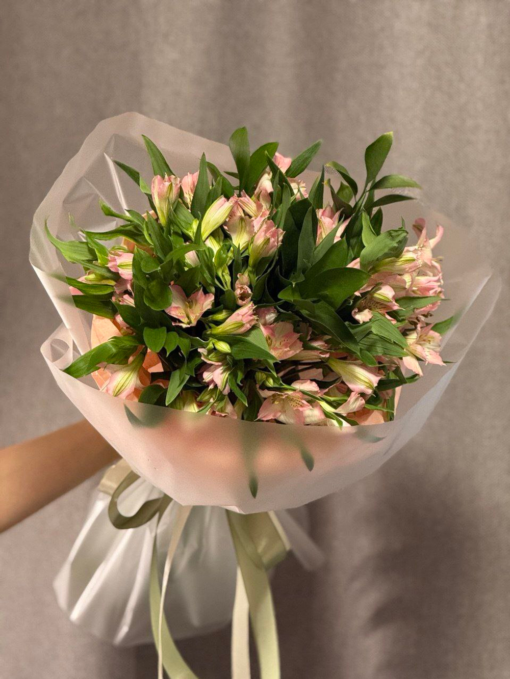 Букет из Альстромерии и Рускуса