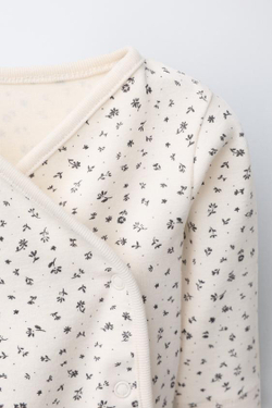 ZARA КОМПЛЕКТ ИЗ БОДИ И БРЮКОВ С ЦВЕТОЧНЫМ ПРИНТОМ, ЭКРЮ