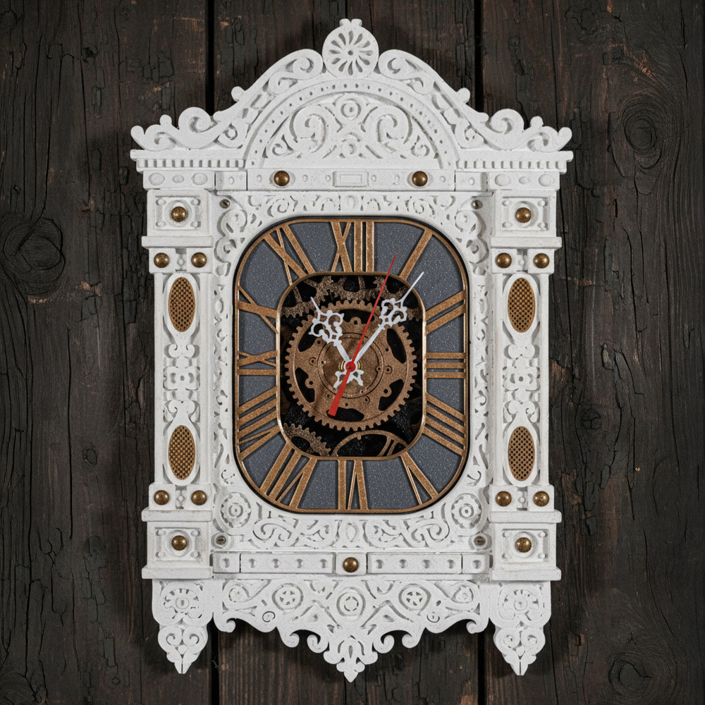 Настенные часы WOODandROOT «Автоматон Вологда» на тёмной деревянной стене, с объёмной резьбой и декоративным механизмом внутри циферблата.