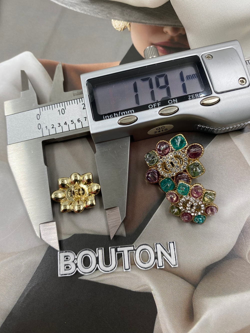 Пуговицы Шан. в форме цветка с розовыми и зелеными стразами