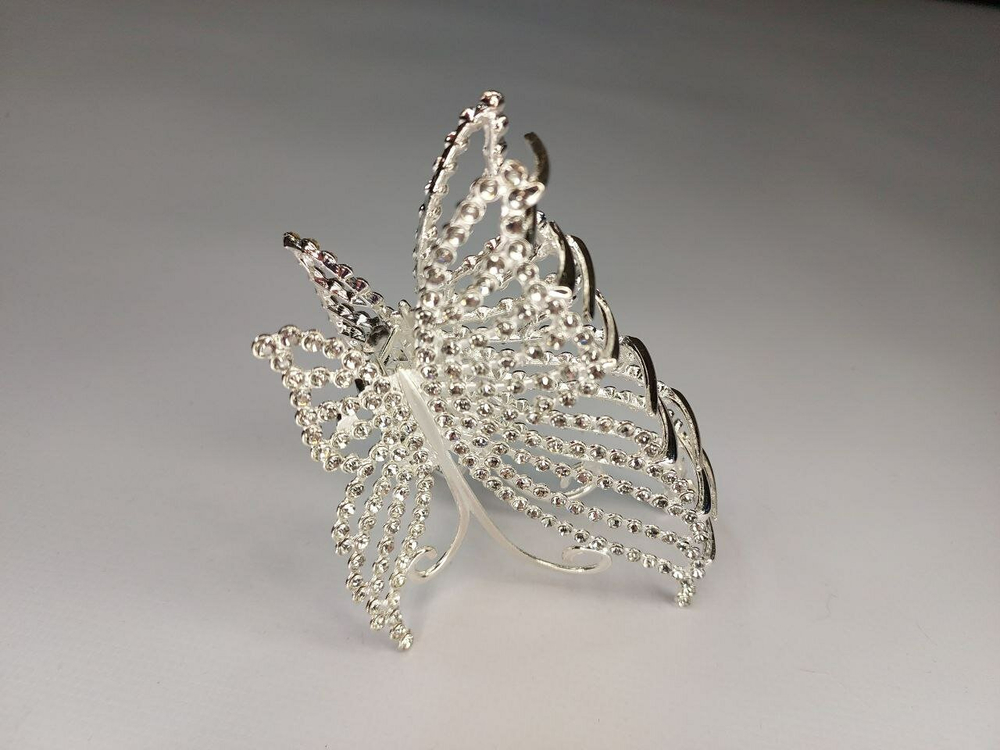 Заколка-краб большая "бабочка" инкрустированная  россыпью страз. 11,5см. Цвет серебро