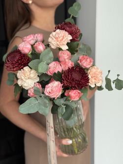 Композиция "Любимой Маме» с хризантемами Бигуди, диантусами, пионовидными розами и эвкалиптом в вазе от Флора Маркет