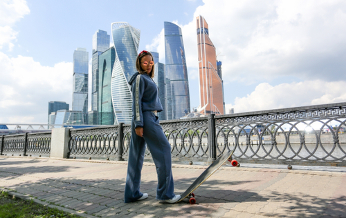 Толстовка укороченная бархатная с резинками женская