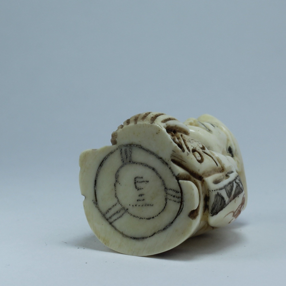 Нэцкэ Эбису с посохом и рыбиной