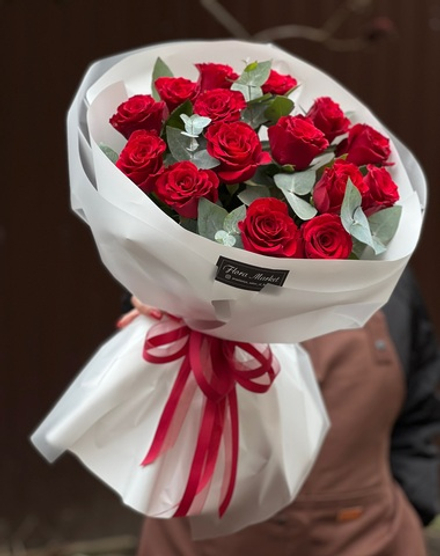 Букет из красных роз и эвкалипта в авторском оформлении