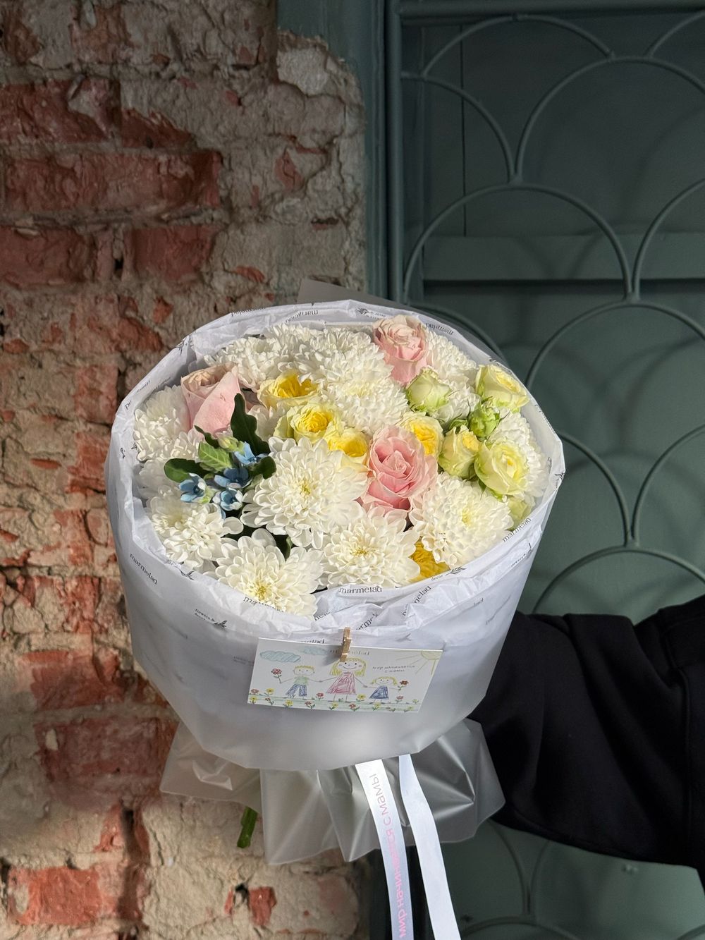 Букет из кустовых пионовидных роз, одноголовой розы, оксипеталума и хризантемы