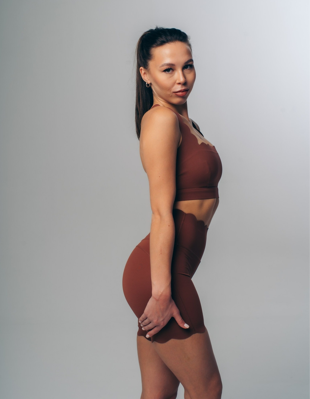 Костюм с базовым топом и велосипедками с волнообразными краями