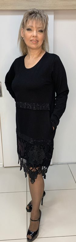 Трикотажное черное платье со стразами и ажурным низом