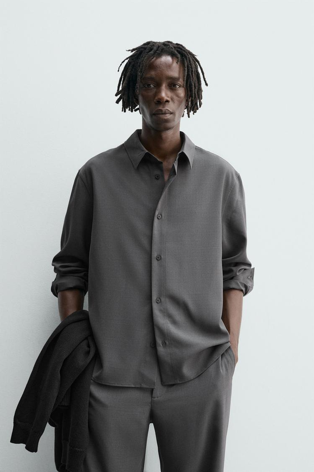 ZARА РУБАШКА СТРУЯЩЕГОСЯ ПОКРОЯ RELAXED FIT, СЕРЫЙ