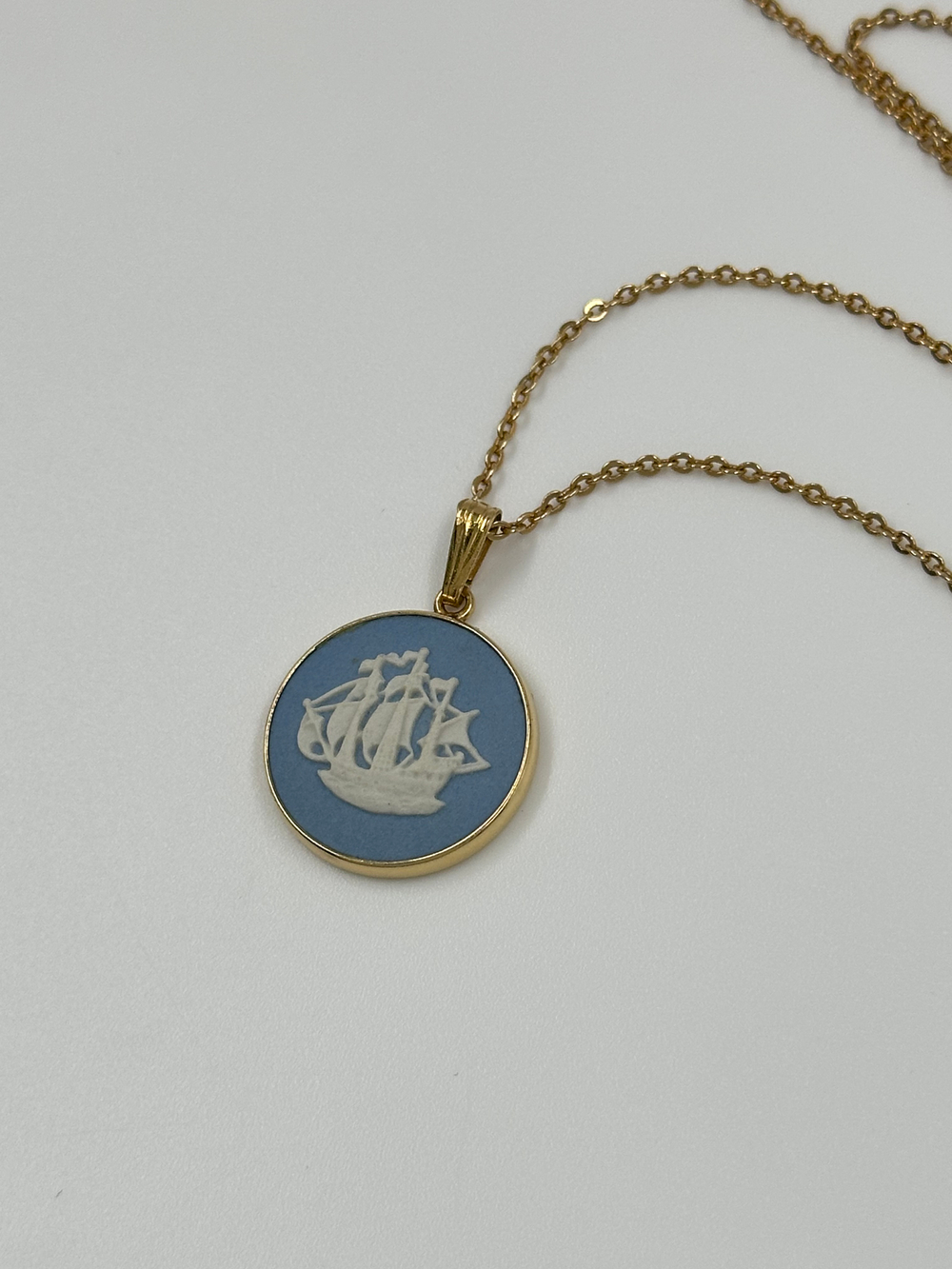 Кулон Wedgwood с парусником «The Golden Hind»